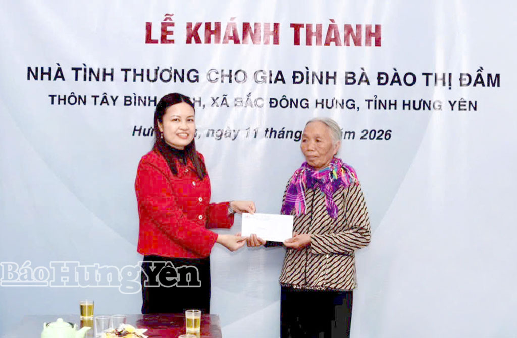 Trao kinh phí hỗ trợ xây nhà tình thương cho gia đình bà Đào Thị Đầm (thôn Tây Bình Cách, xã Bắc Đông Hưng).