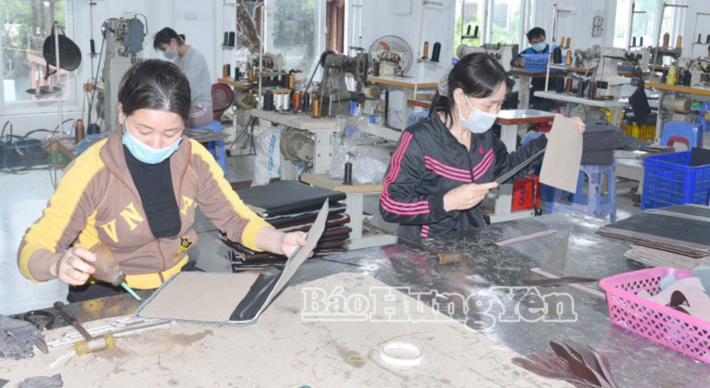 Sản xuất sản phẩm OCOP tại Công ty TNHH Cộng đồng 18/4 ở xã Đức Hợp.