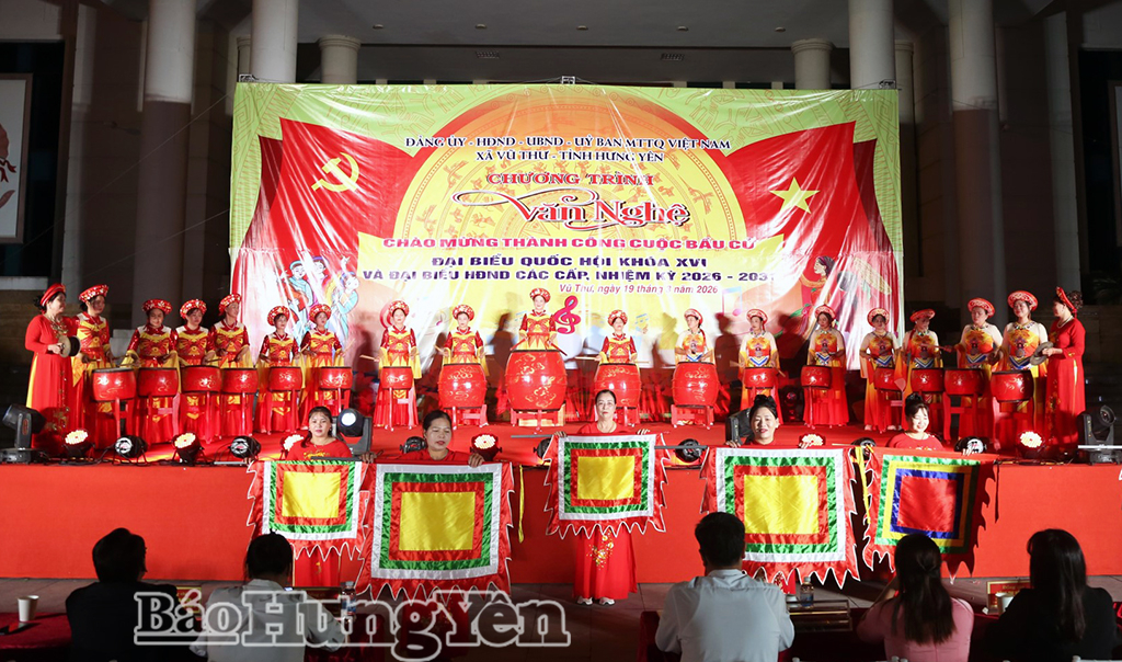 Tiết mục trống hội chào mừng chương trình.