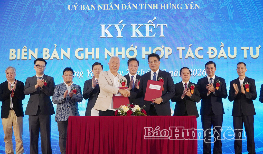 Các đồng chí lãnh đạo tỉnh chứng kiến lễ ký kết ghi nhớ hợp tác nghiên cứu, triển khai các dự án trong Khu kinh tế Thái Bình giữa UBND tỉnh và Công ty TNHH Lotus Vietnam Hospitality (Liên hiệp Vương quốc Anh và Bắc Ireland).