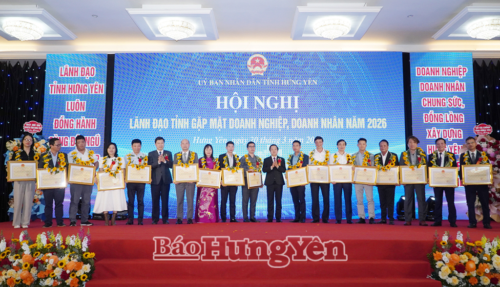 Đồng chí Chủ tịch UBND tỉnh Phạm Quang Ngọc và đồng chí Phó Bí thư Thường trực Tỉnh ủy, Chủ tịch Ủy ban MTTQ Việt Nam tỉnh Trần Quốc Toản trao hoa và Bằng khen của Chủ tịch UBND tỉnh cho các doanh nghiệp, doanh nhân.