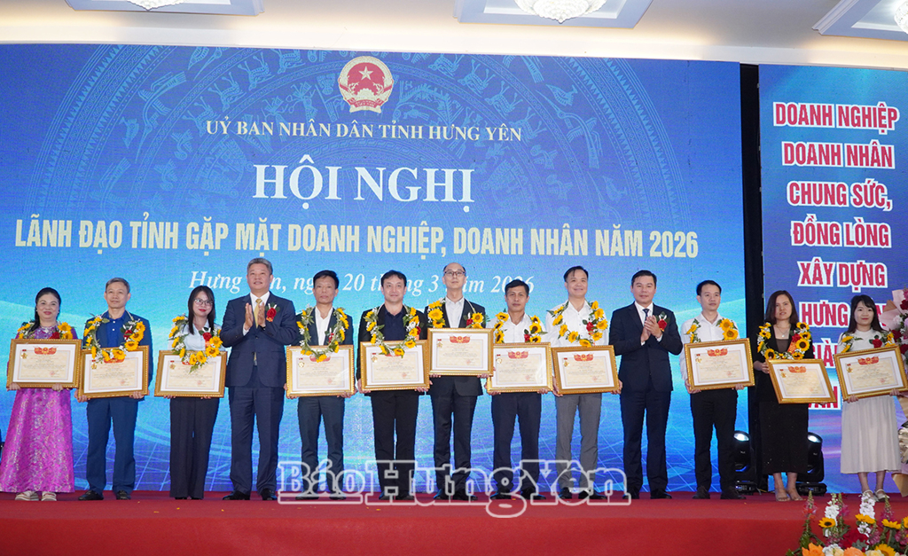 Đồng chí Phó Bí thư Tỉnh ủy Nguyễn Mạnh Quyền và đồng chí Phó Chủ tịch Thường trực UBND tỉnh Nguyễn Lê Huy trao hoa và danh hiệu Doanh nhân tiêu biểu cho các cá nhân.