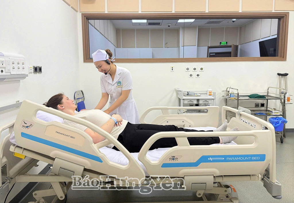 Sinh viên Nguyễn Thị Như Ý luyện tập bài thực hành trước kỳ thi sát hạch quốc gia.