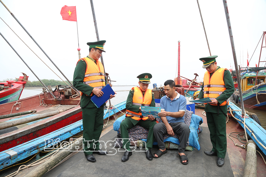 Cán bộ, chiến sĩ Đồn Biên phòng Cửa Lân tuyên truyền phòng, chống khai thác hải sản bất hợp pháp, không báo cáo và không theo quy định (IUU) tới ngư dân khu vực biên giới biển.