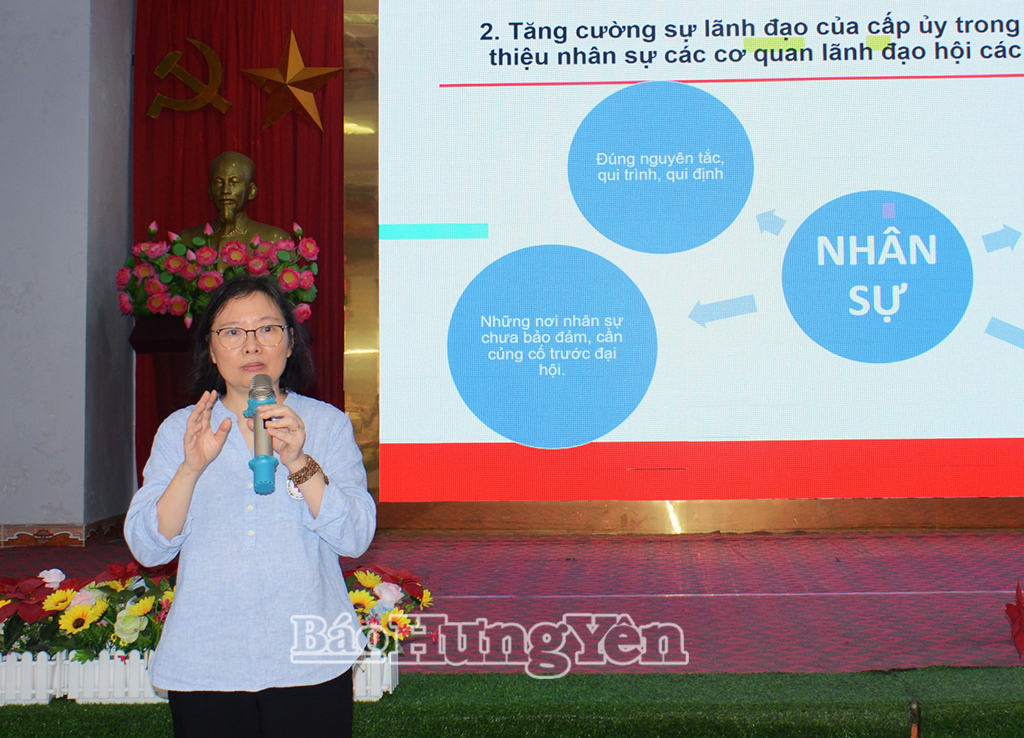 Giảng viên phổ biến, trao đổi thông tin tại hội nghị tập huấn.