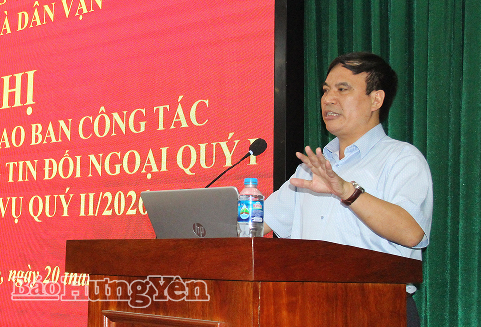 Báo cáo viên thông tin chuyên đề tại hội nghị.