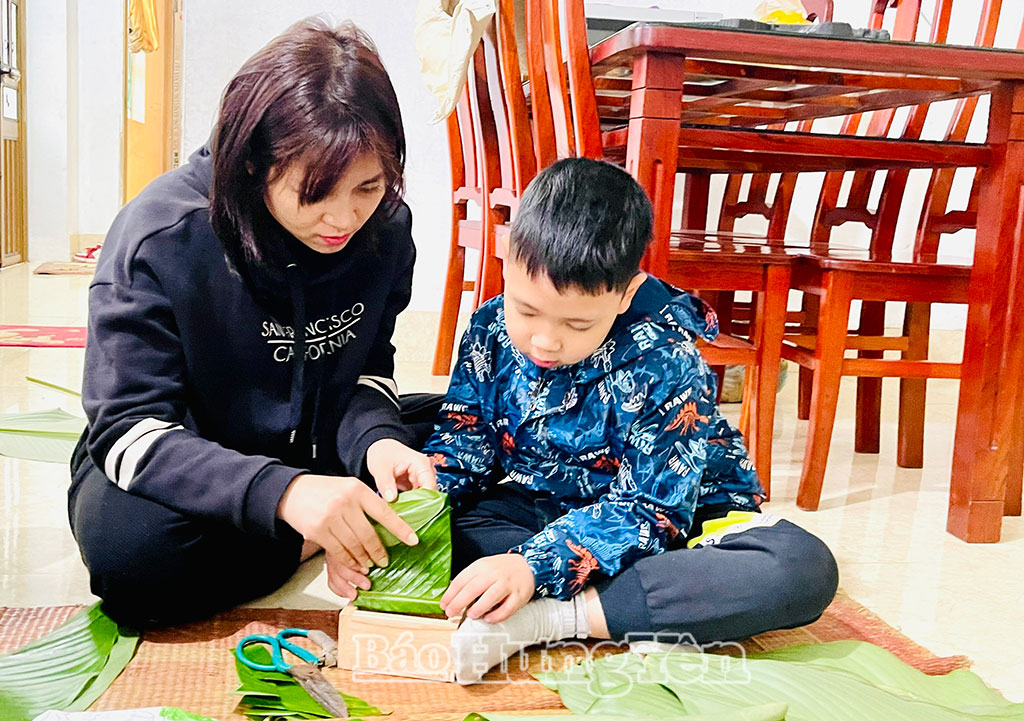 Nhiều gia đình chú trọng gìn giữ, trao truyền các nét đẹp văn hóa truyền thống cho thế hệ trẻ.