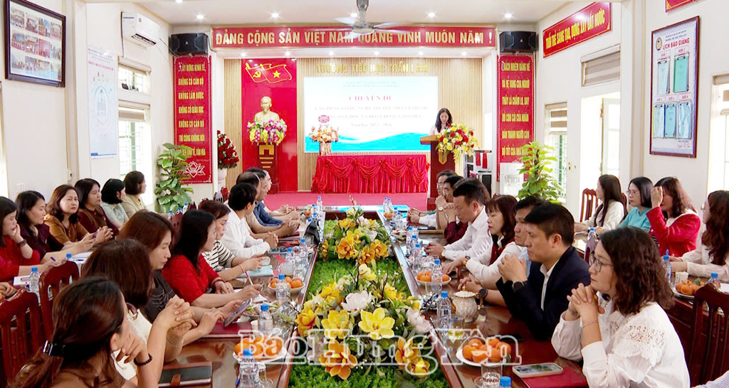 Các đại biểu dự sinh hoạt chuyên đề.