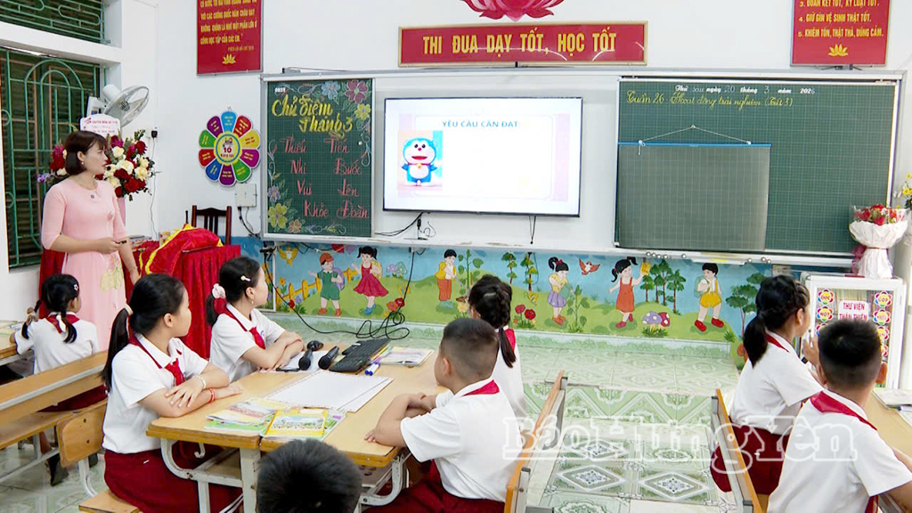 Học sinh Trường Tiểu học Trần Lãm hào hứng tham gia tiết học có ứng dụng trí tuệ nhân tạo trong học tập.