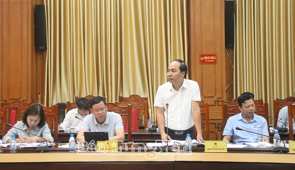 Đại diện lãnh đạo các địa phương có dự án đi qua báo cáo tiến độ GPMB tại địa phương.