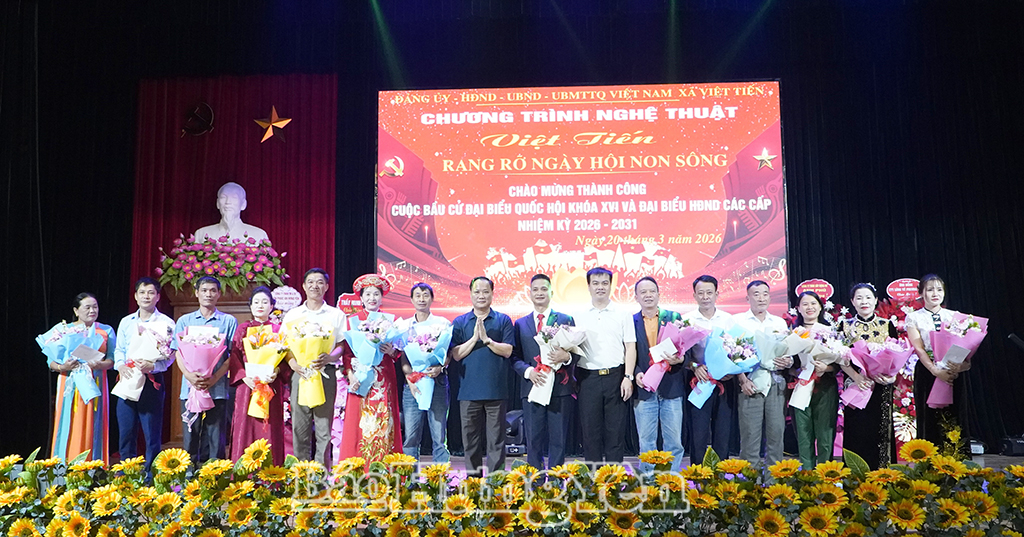 Lãnh đạo xã Việt Tiến tặng hoa chúc mừng các cá nhân tham gia chương trình.