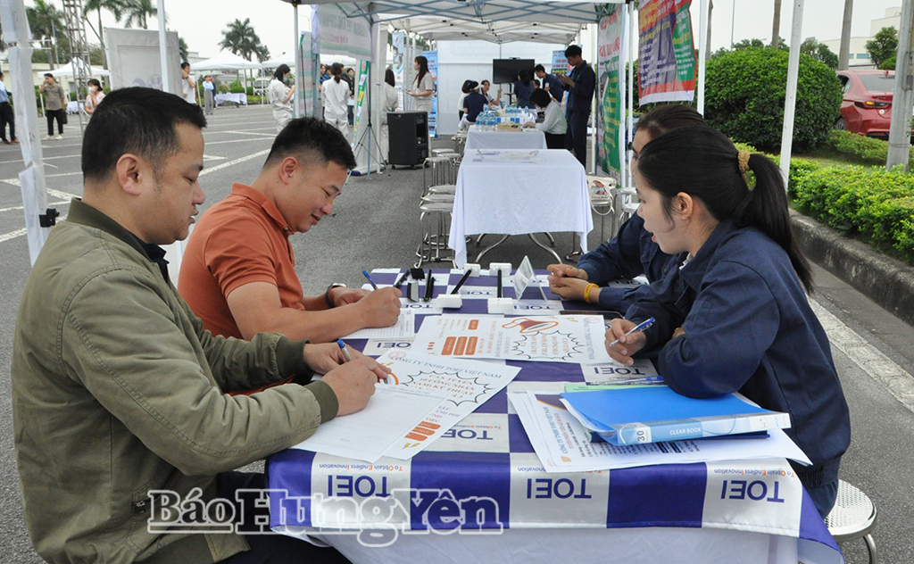 Doanh nghiệp tiếp nhận thông tin đăng ký tham gia phỏng vấn của người lao động tại phiên giao dịch việc làm.