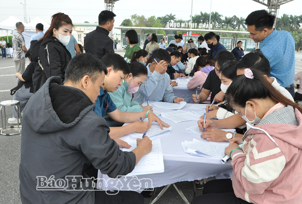 Đông đảo người lao động tham gia tìm kiếm việc làm tại phiên giao dịch.