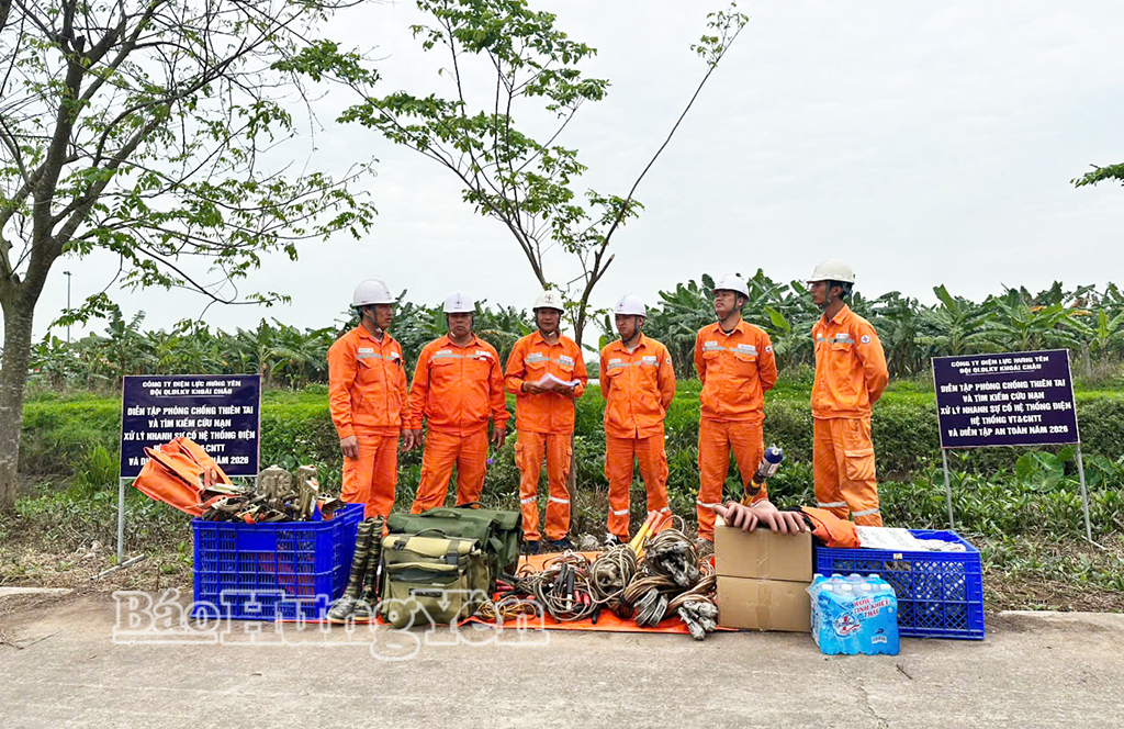Đội Quản lý Điện lực khu vực Khoái Châu thực hiện tình huống diễn tập.