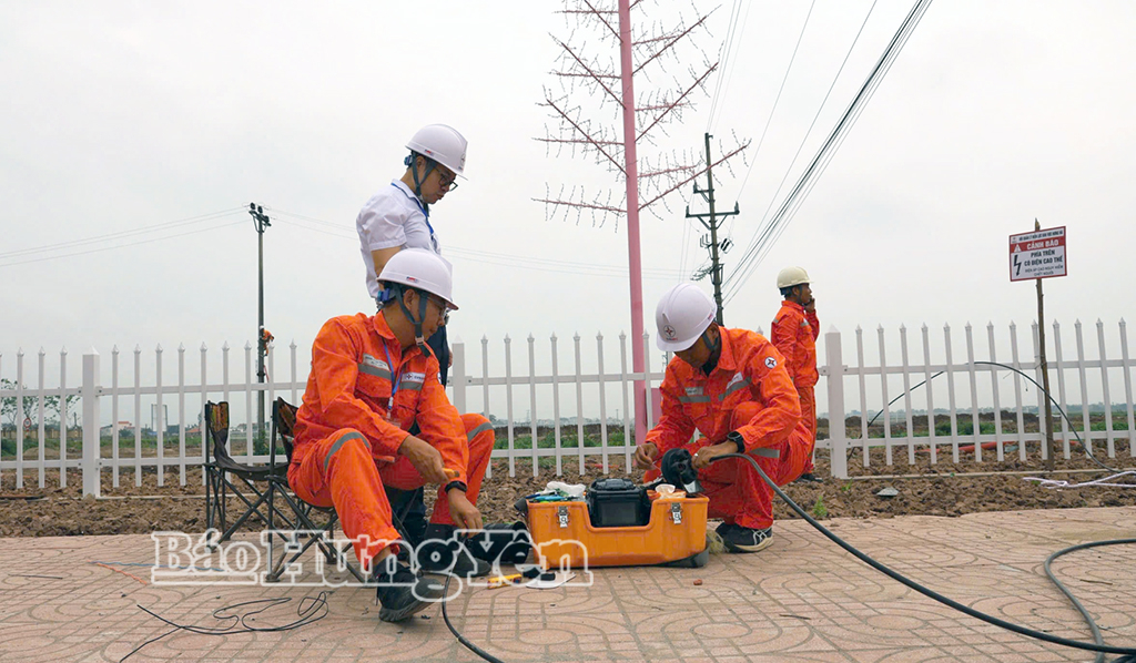 Nhân viên ngành điện thực hiện tình huống xử lý sự cố viễn thông cáp quang.