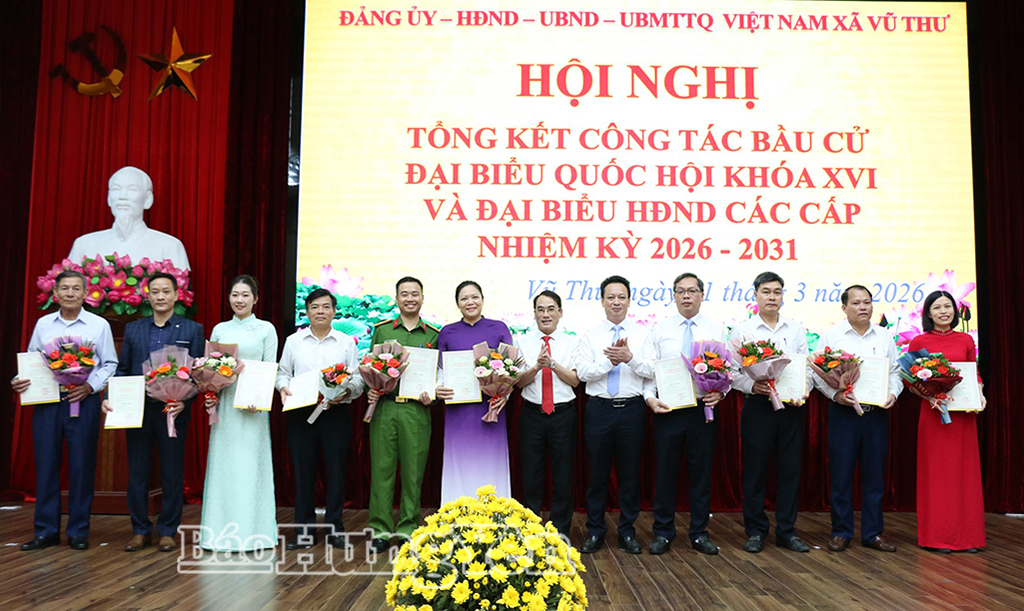 Trao giấy chứng nhận và tặng hoa chúc mừng các ông, bà đã trúng cử đại biểu HĐND xã nhiệm kỳ 2026 - 2031.