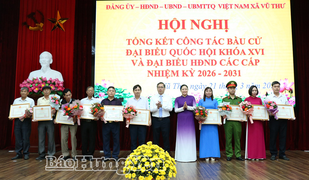 Khen thưởng 10 tập thể có thành tích xuất sắc tiêu biểu đóng góp vào thành công của cuộc bầu cử.