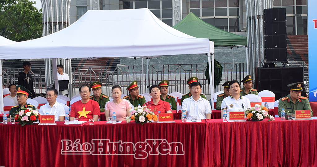 Đồng chí Bí thư Tỉnh ủy Nguyễn Hữu Nghĩa và các đại biểu dự chương trình. 