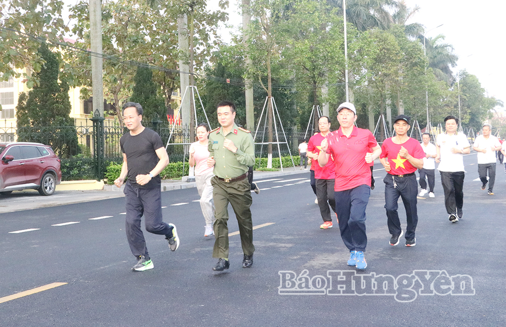 Đồng chí Bí thư Tỉnh ủy Nguyễn Hữu Nghĩa cùng các đại biểu tham gia chạy hưởng ứng Ngày chạy Olympic vì sức khỏe toàn dân – Vì an ninh Tổ quốc.
