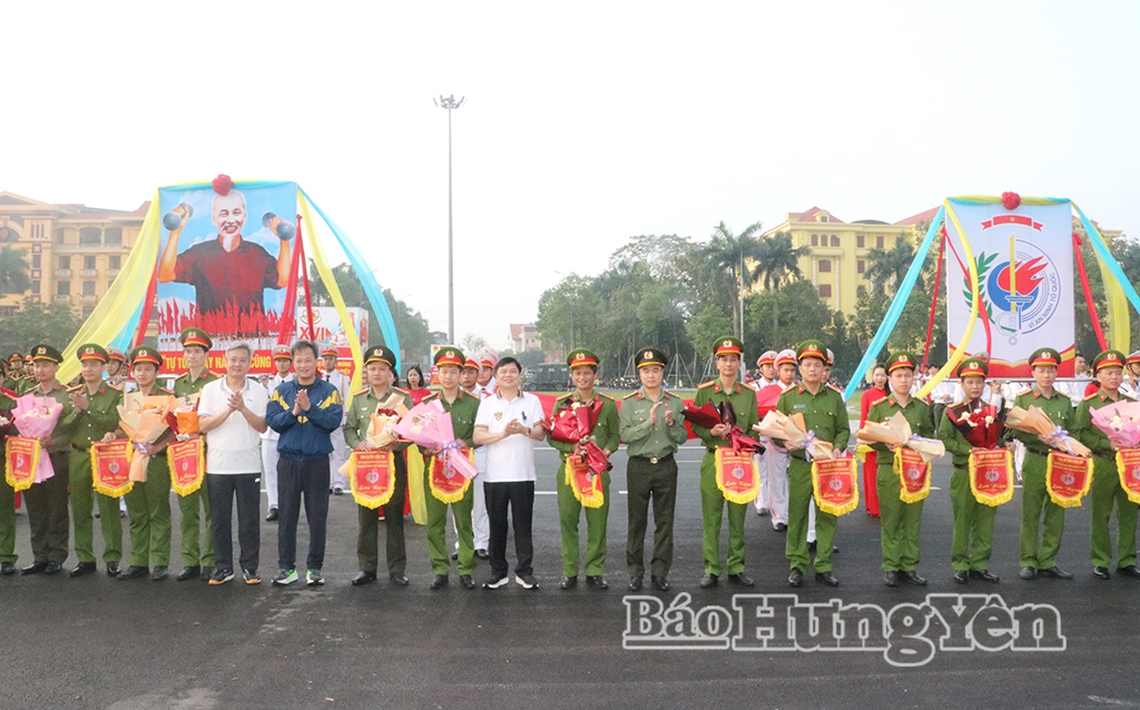 Đồng chí Bí thư Tỉnh ủy Nguyễn Hữu Nghĩa cùng các đại biểu tặng hoa và cờ lưu niệm cho đại diện các đơn vị tham gia Đại hội khỏe “Vì an ninh Tổ quốc” Công an tỉnh lần thứ I năm 2026.