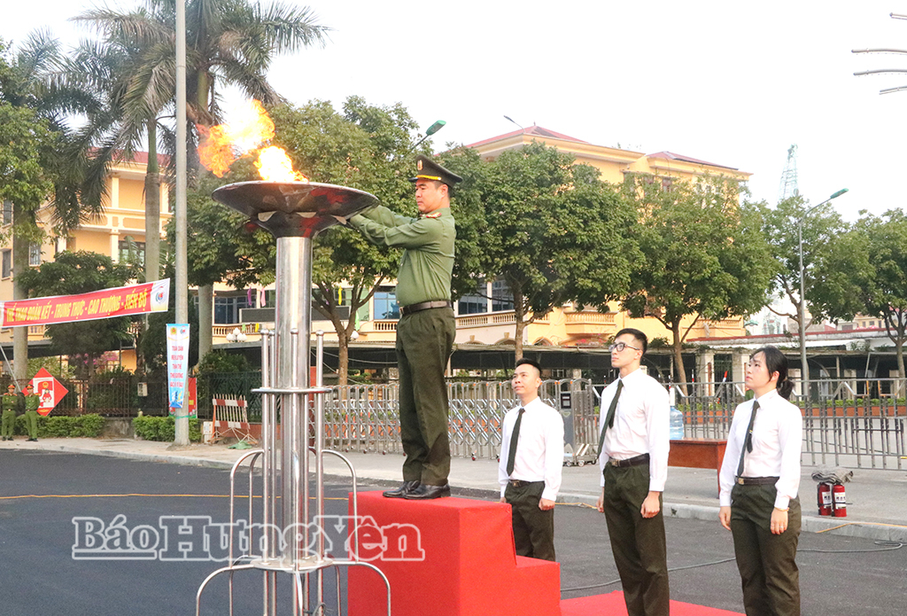Lãnh đạo Công an tỉnh thực hiện nghi thức thắp đuốc khai mạc Ngày chạy Olympic vì sức khỏe toàn dân – Vì an ninh Tổ quốc và Đại hội khỏe “Vì an ninh Tổ quốc” lần thứ I năm 2026.