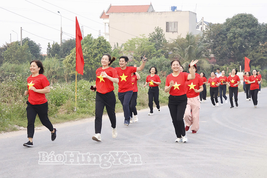 Đông đảo cán bộ, đảng viên, học sinh và Nhân dân tham gia chạy hưởng ứng. Ảnh: Hương Giang 