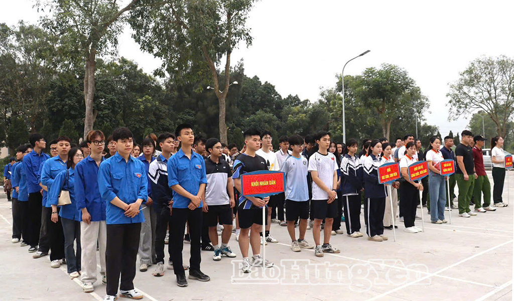 Các đại biểu cùng vận động viên dự  khai mạc Ngày chạy Olympic vì sức khỏe toàn dân - Vì an ninh Tổ quốc. Ảnh: Việt Chiểu 