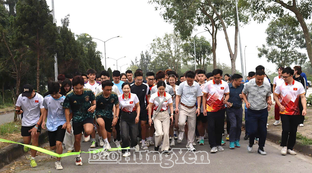Các đại biểu cùng lực lượng tham gia Ngày chạy Olympic vì sức khỏe toàn dân - Vì an ninh Tổ quốc. Ảnh: Việt Chiểu 