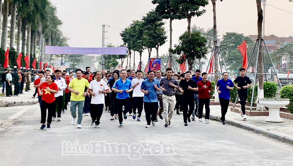 Lãnh đạo xã Hoàng Hoa Thám cùng đông đảo cán bộ, đảng viên, học sinh và Nhân dân tham gia chạy hưởng ứng. Ảnh: Hương Giang 