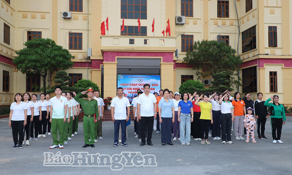 Các đại biểu thực hiện nghi thức chào cờ tại chương trình. Ảnh: Đào Doan 