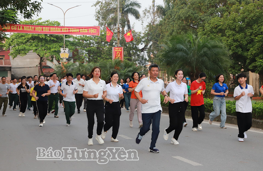 Các đại biểu và nhân dân tham gia chạy hưởng ứng Ngày chạy Olympic vì sức khỏe toàn dân. Ảnh: Đào Doan 