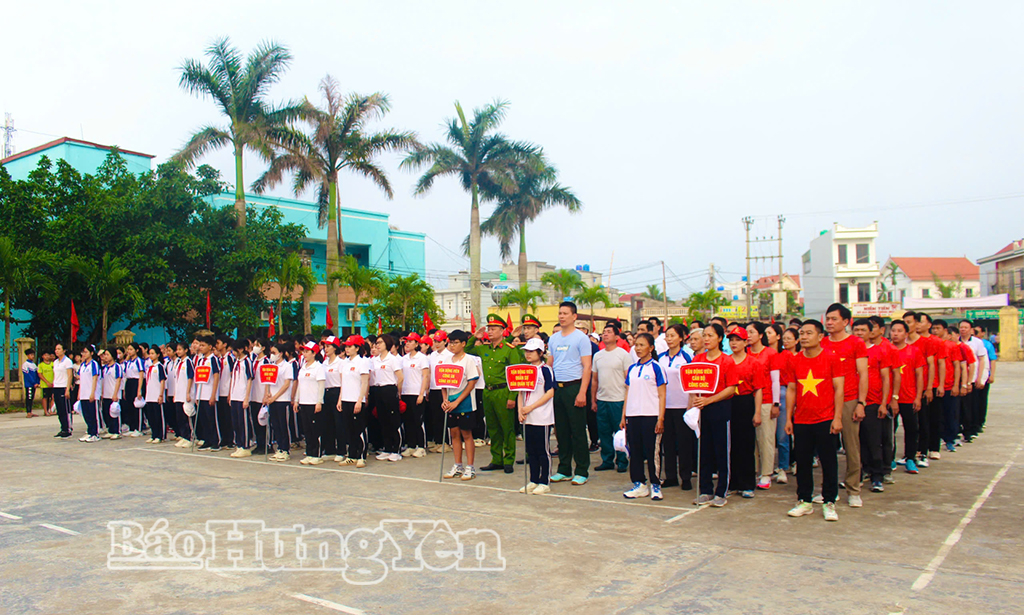 Cán bộ, chiến sĩ lực lượng vũ trang, giáo viên, học sinh và Nhân dân xã Bình Định tham dự chương trình. Ảnh: Thu Thủy 