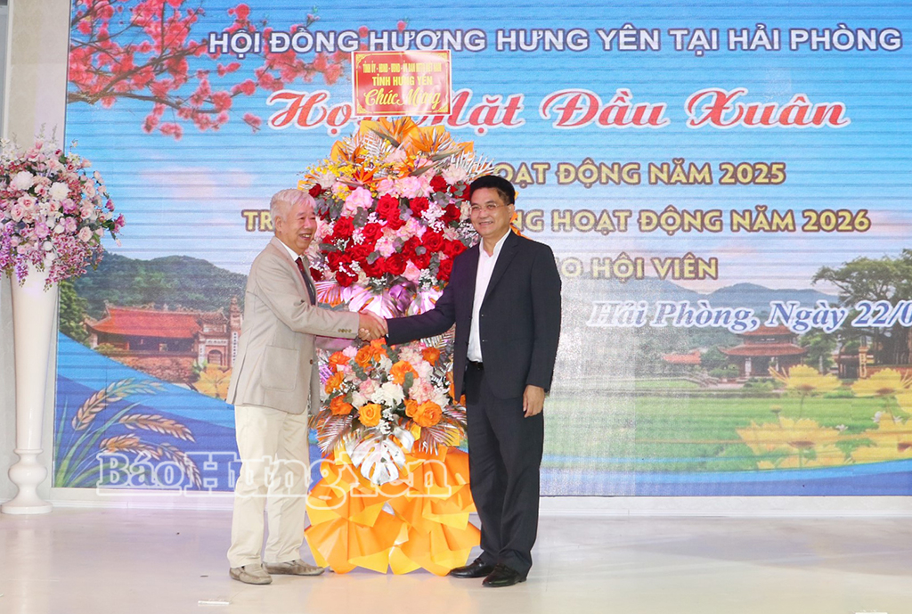 Đồng chí Phó Chủ tịch UBND tỉnh Lê Quang Hòa tặng hoa chúc mừng Hội đồng hương Hưng Yên tại thành phố Hải Phòng.