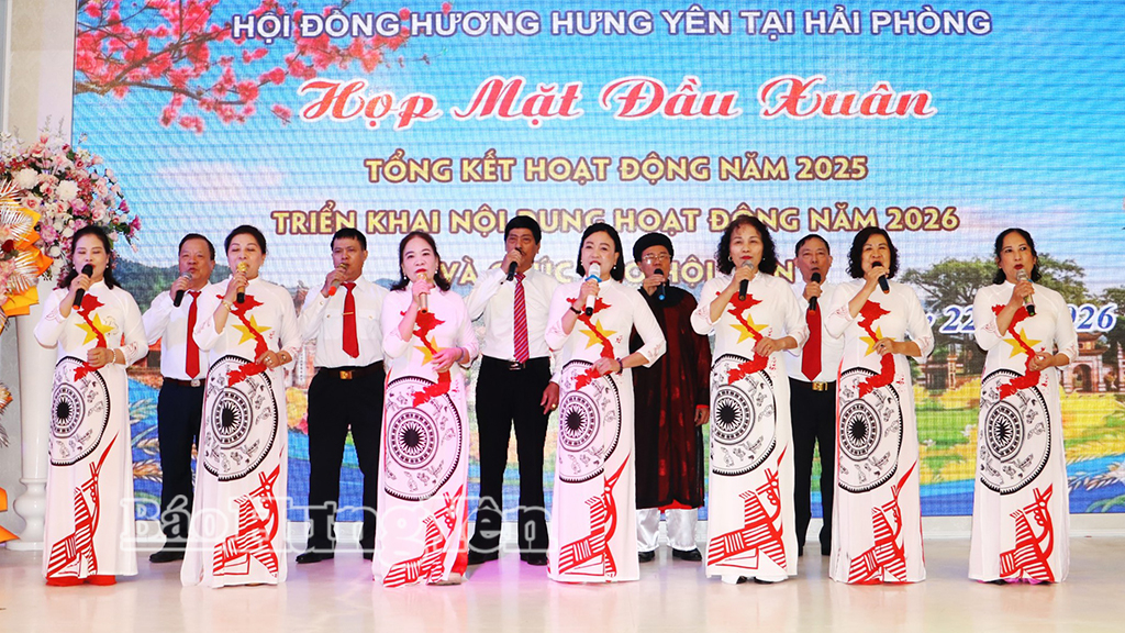 Chương trình văn nghệ chào mừng buổi gặp mặt.