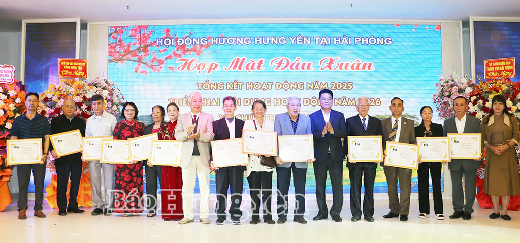 Đồng chí Phó Chủ tịch UBND tỉnh Lê Quang Hòa trao giấy mừng thọ cho các hội viên cao tuổi.