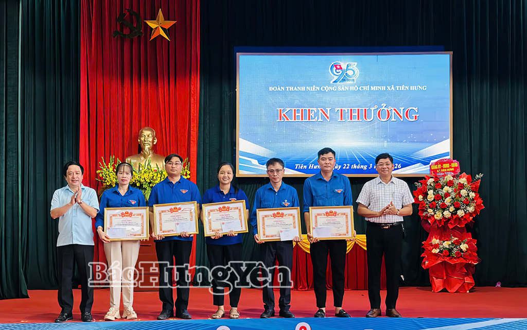 Các tập thể, cá nhân có thành tích xuất sắc được khen thưởng.