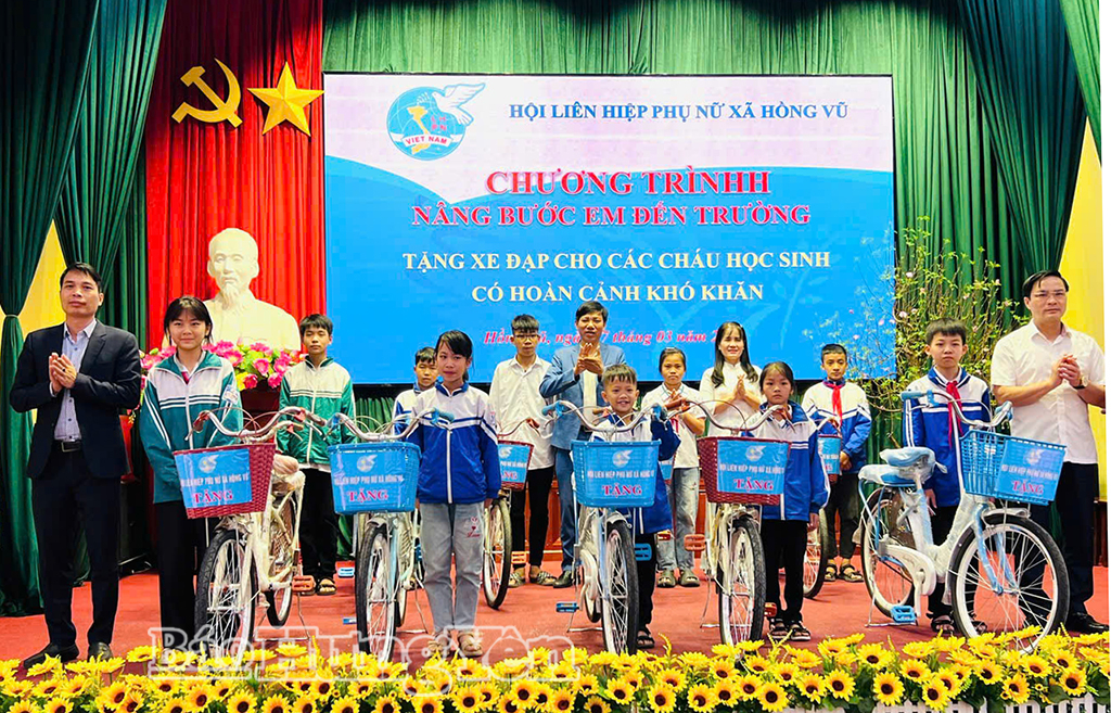 Hội LHPN xã Hồng Vũ trao tặng xe đạp cho học sinh có hoàn cảnh khó khăn.