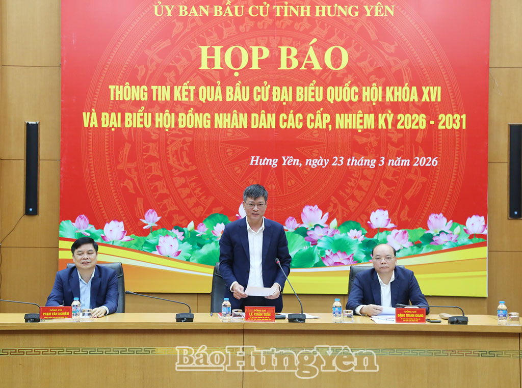 Đồng chí Lê Xuân Tiến, Ủy viên Ban Thường vụ Tỉnh ủy, Phó Chủ tịch Thường trực HĐND tỉnh; Phó Chủ tịch Ủy ban bầu cử tỉnh phát biểu tại buổi họp báo.