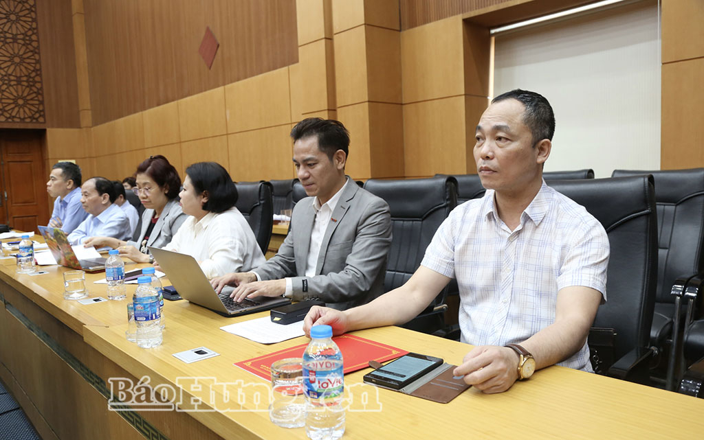 Lãnh đạo các cơ quan thông tấn, báo chí dự họp báo.