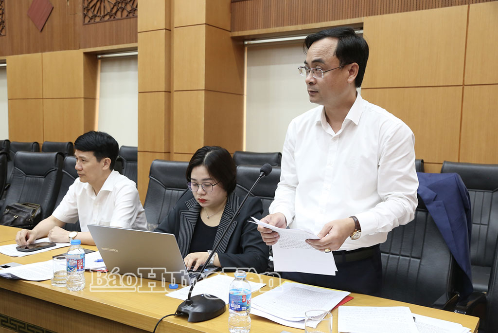 Đại diện lãnh đạo Sở Nội vụ phát biểu tại buổi họp báo. 