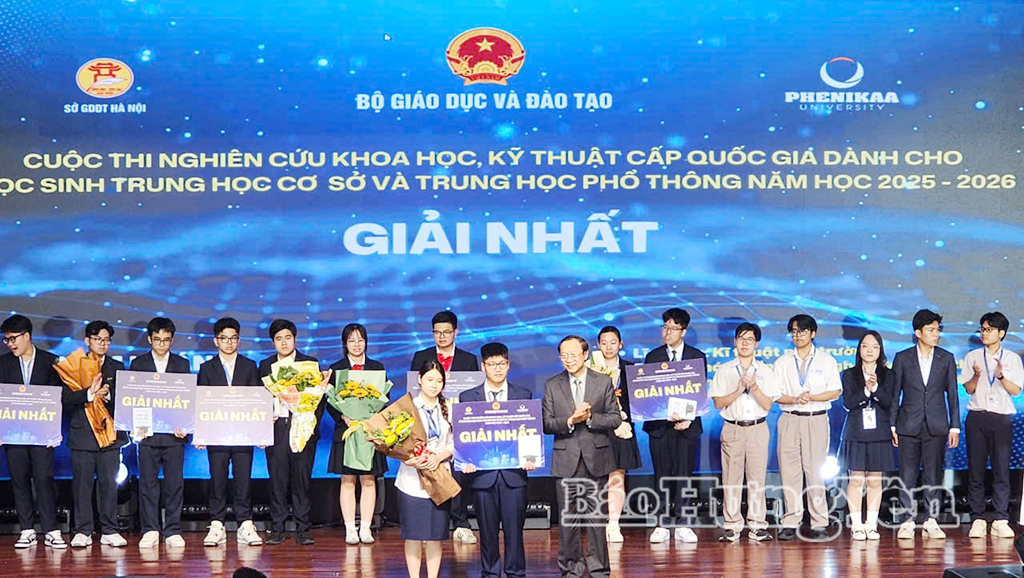 Thứ trưởng Thường trực Bộ Giáo dục và Đào tạo Phạm Ngọc Thưởng, Trưởng Ban chỉ đạo cuộc thi trao giải nhất cho dự án của học sinh Trường THPT Yên Mỹ.