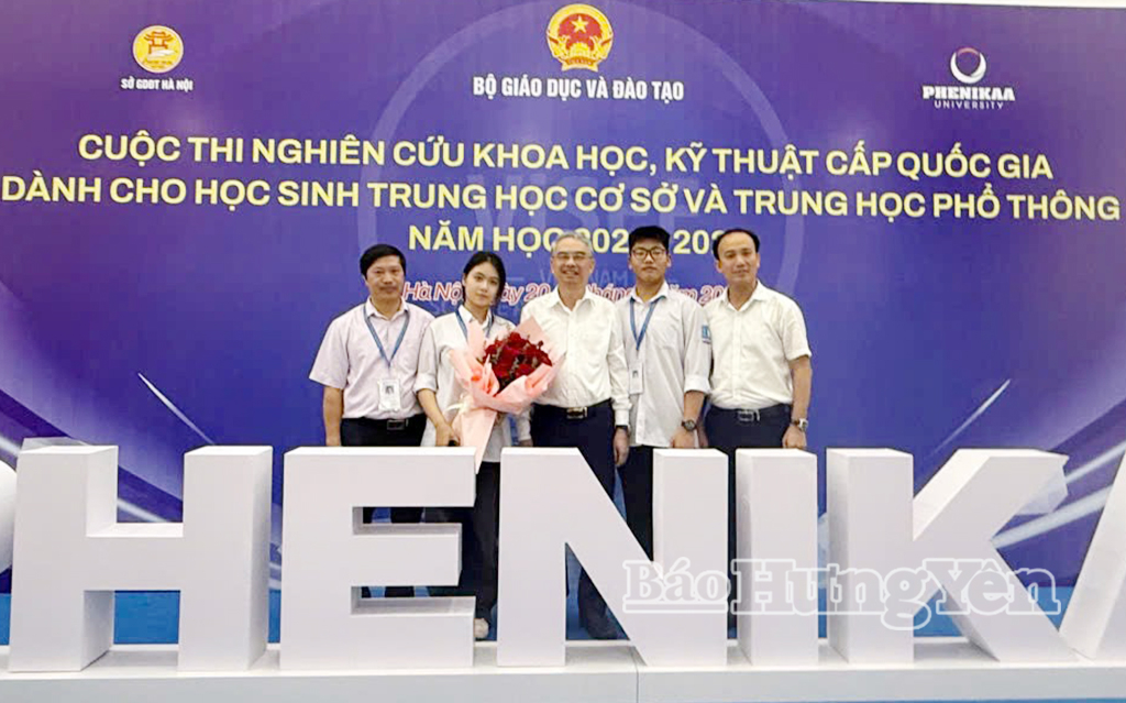 Đồng chí Giám đốc Sở Giáo dục và Đào tạo tặng hoa chúc mừng các em học sinh Trường THPT Yên Mỹ.