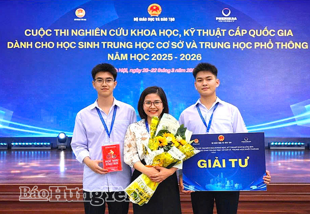 Giáo viên hướng dẫn và 2 em học sinh Trường THPT Mỹ Hào đạt giải Tư. 