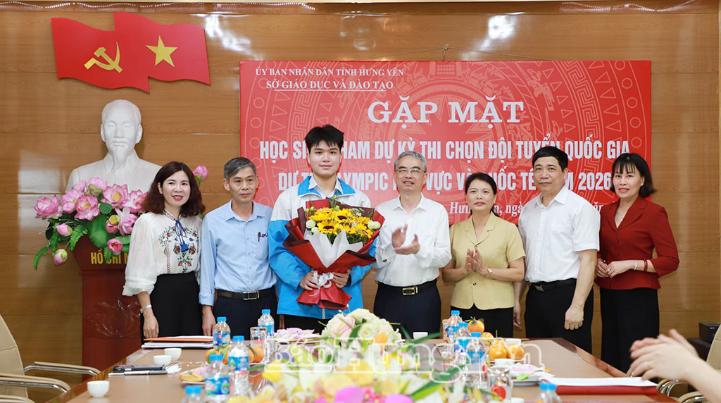 Đồng chí Giám đốc Sở Giáo dục và Đào tạo Phạm Đồng Thụy cùng các đại biểu và thầy cô giáo chúc mừng em Nguyễn Tiến Hưởng.