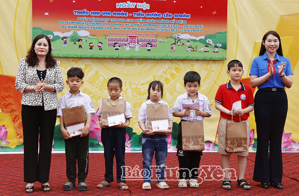 Lãnh đạo xã Quang Hưng trao quà tặng học sinh vượt khó vươn lên trong học tập.