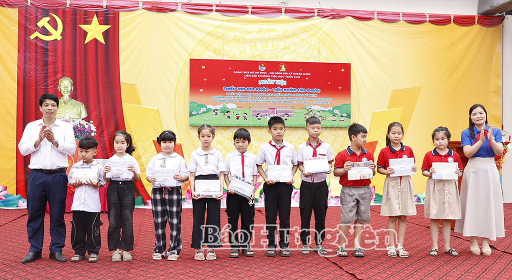 Liên đội Trường Tiểu học Trần Cao trao 10 suất quà tặng học sinh có hoàn cảnh khó khăn.