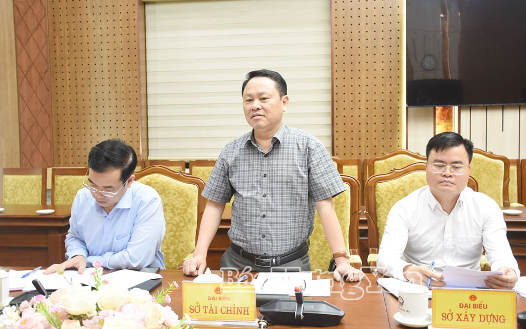 Lãnh đạo Sở Tài chính phát biểu tại cuộc họp.