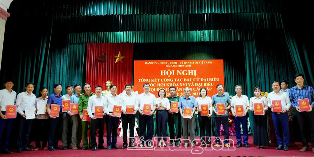 Trao giấy chứng nhận cho người trúng cử đại biểu HĐND xã nhiệm kỳ 2026 - 2031.