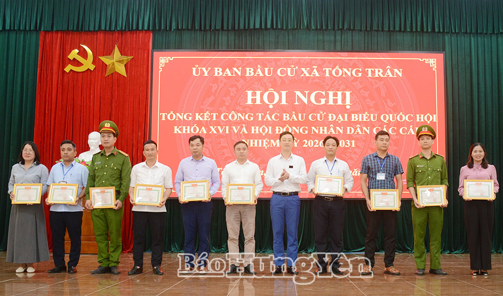 Trao giấy khen của Chủ tịch UBND xã tặng các cá nhân có thành tích tiêu biểu trong công tác bầu cử.