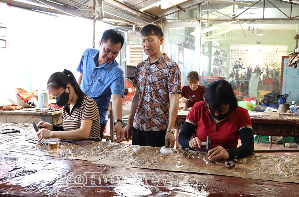 Cán bộ xã Trà Giang thăm, động viên cơ sở chạm bạc Thái Úy.